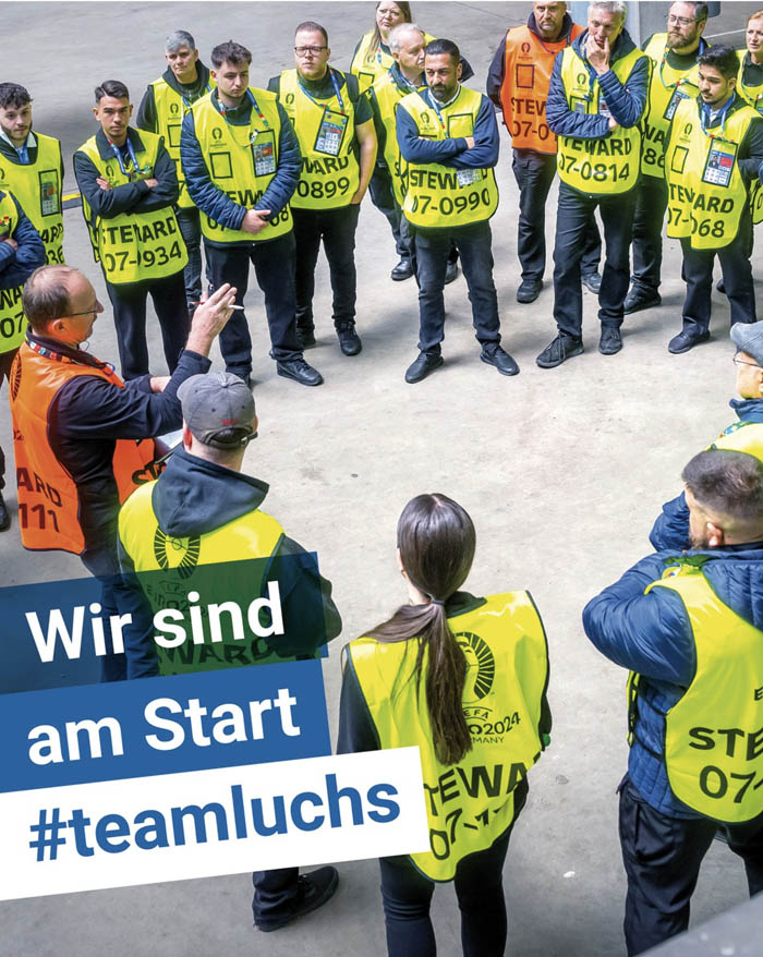 Sicherheitskräfte bei der Einsatzbesprechung – Personalbranding-Motiv aus Social-Kampagne von Atelier Steinbüchel & Partner