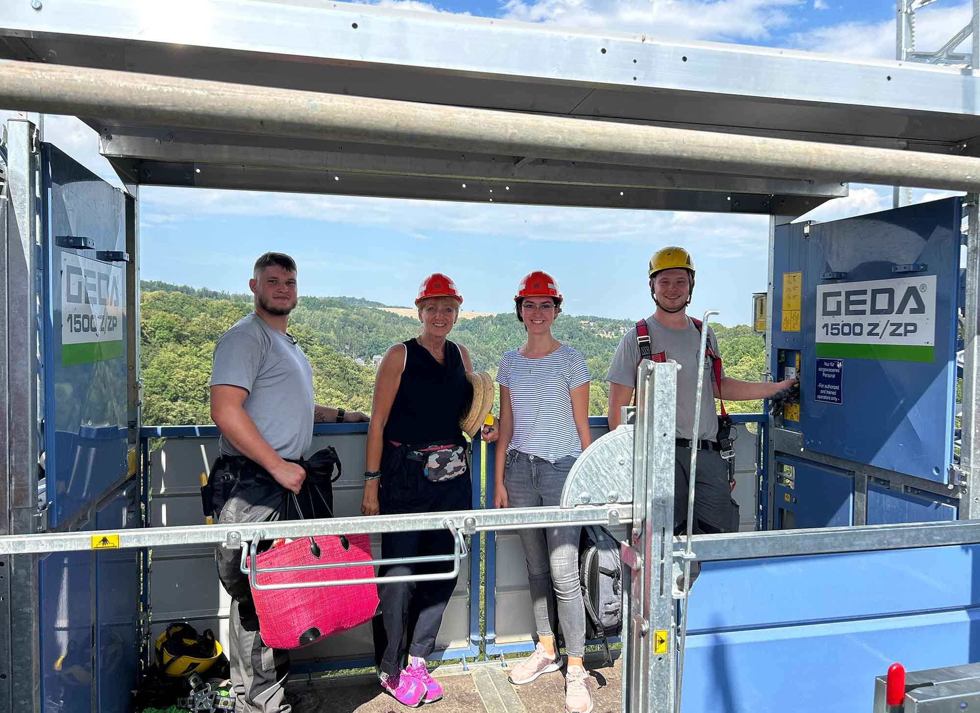 Team Atelier Steinbüchel & Partner beim Fotoshooting auf der Elstertalbrücke