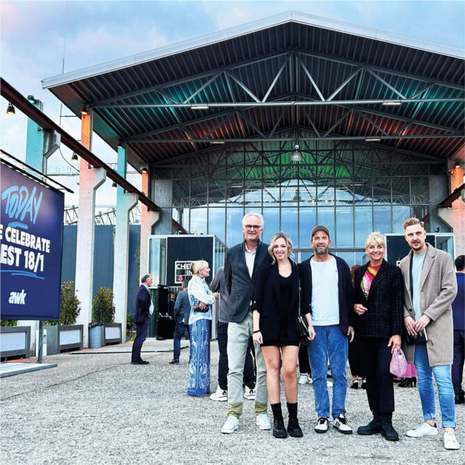 Gruppenfoto Atelier Steinbüchel, vor der Eventlocation zur Preisverleihung des BEST 18/1 2024