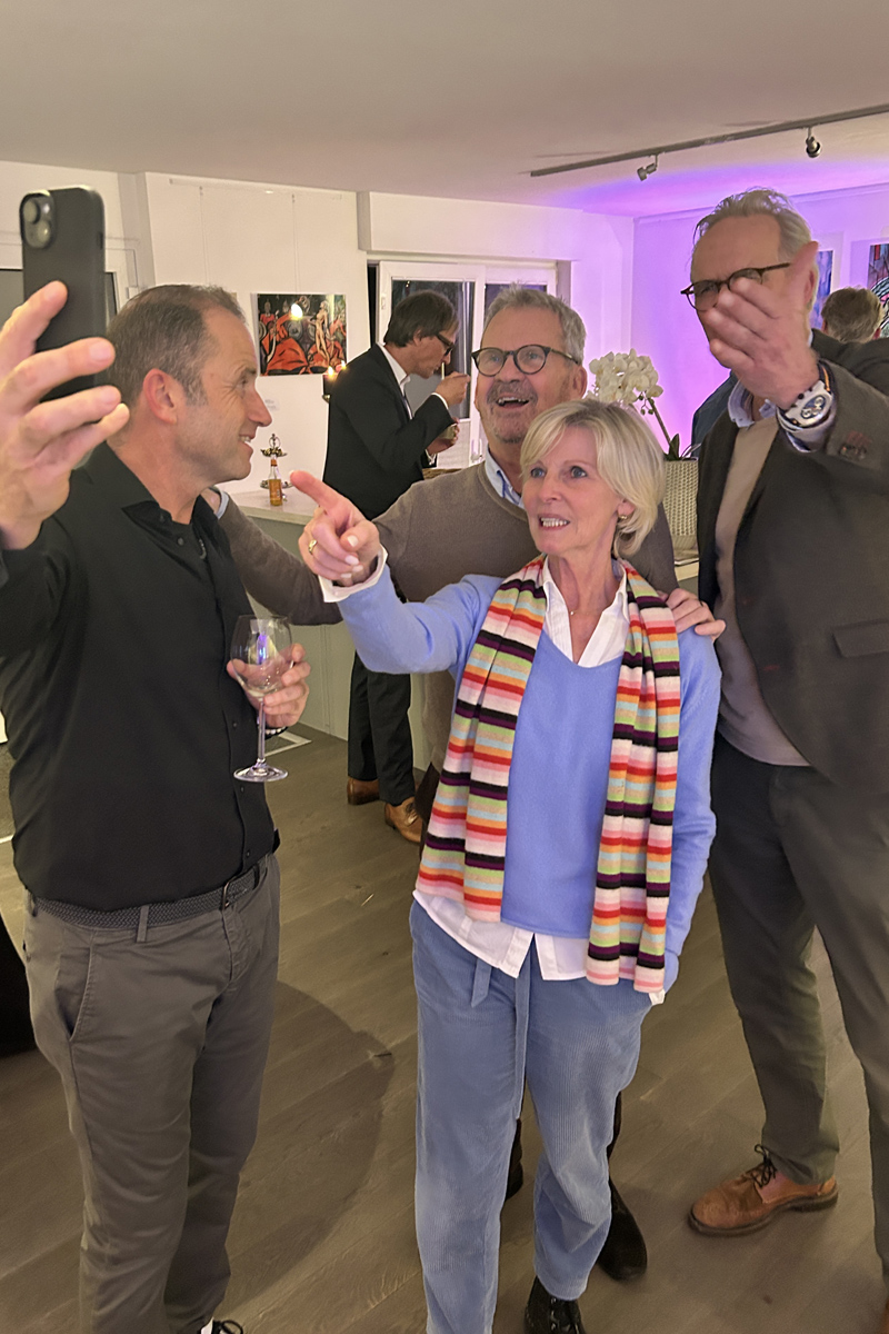 Atelier Steinbüchel Vernissage Cord Steinbüchel präsentiert Gemälde vor Gästen