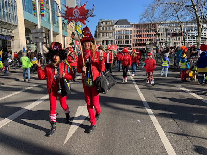Rosenmontag Gruppe KölleAlarm beim Rosenmontagszug in Köln