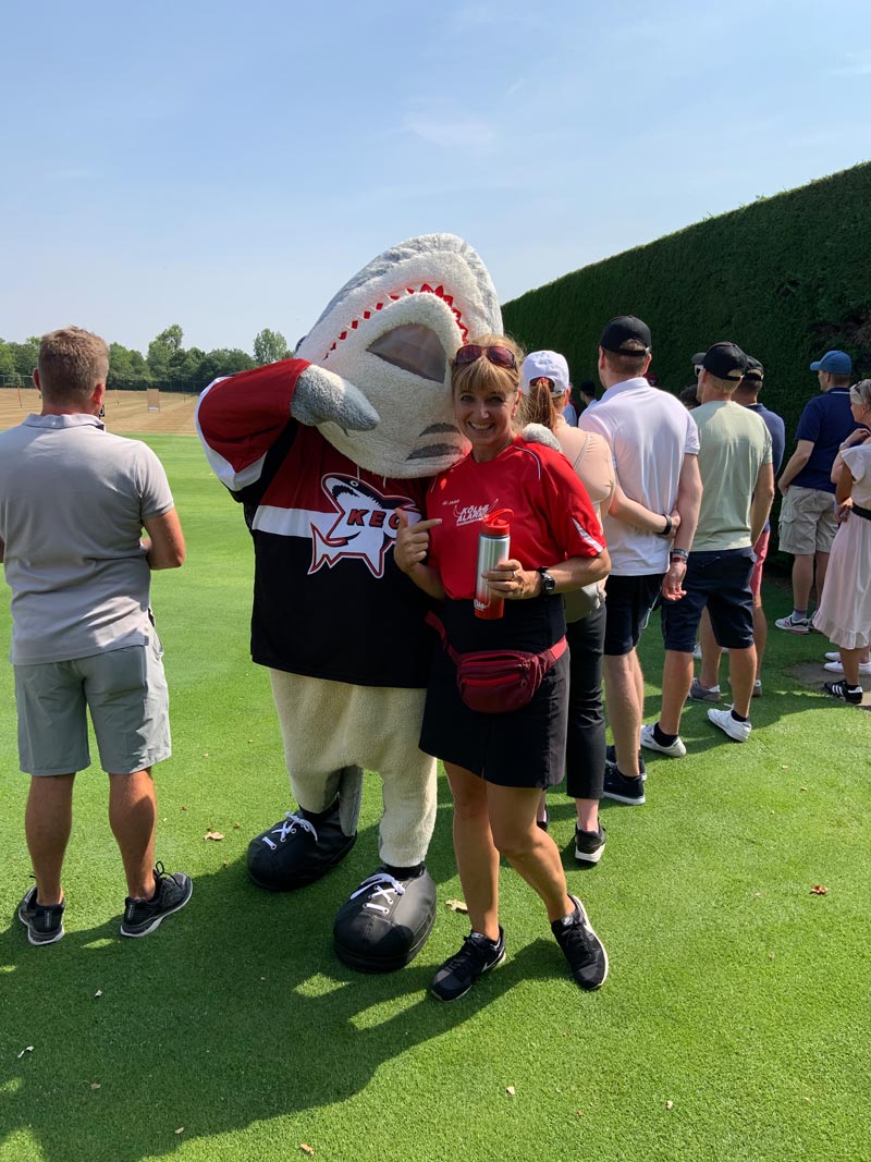Constanze Steinbüchel mit Köllealarm Shirt neben Sharky
