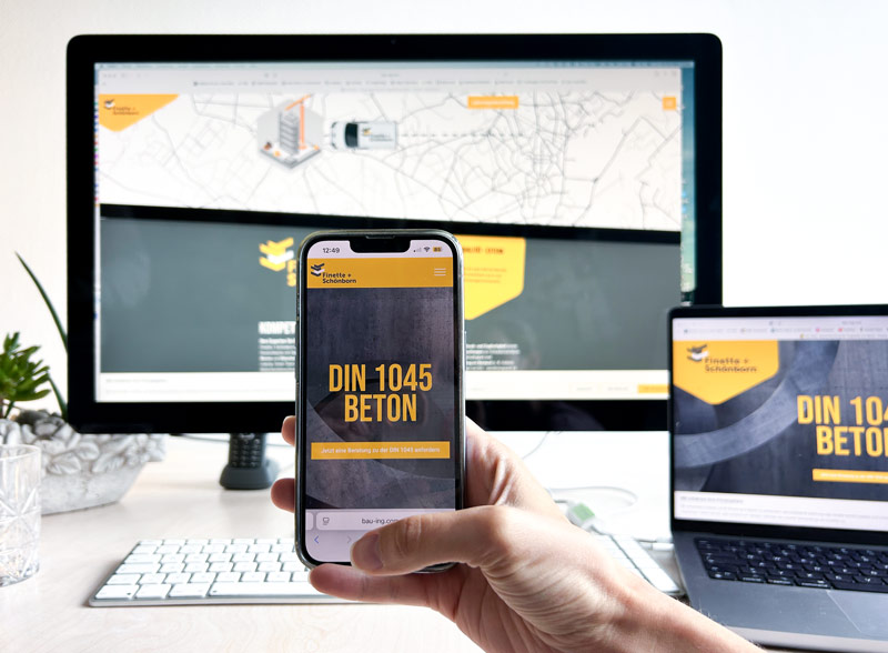 Webdesign Köln für Finette + Schönborn Handy im Vordergrund auf dem die Website von Finette + Schönborn geöffnet ist. Im Hintergrund sieht man die Website auch auf dem iMac und dem Laptop