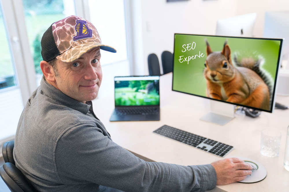 Suchmaschinenoptimierung Köln SEO Spezialist – ein Eichhörnchen schaut von einem Bildschirm