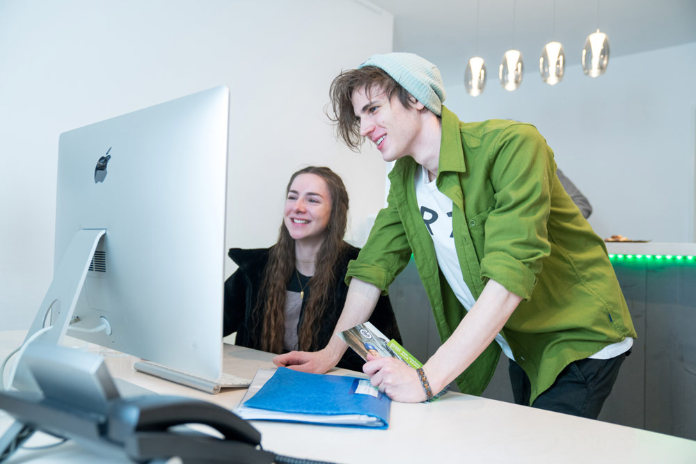 Zwei SEO Spezialisten vor dem Rechner