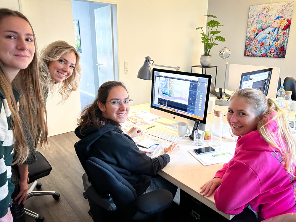 Michelle Keune vorm Rechner fürs Webdesign der Onkologische Tagesklinik Remscheid