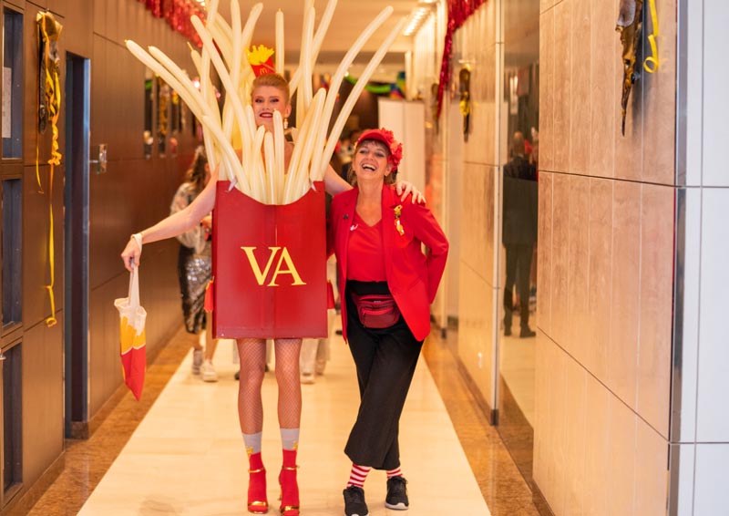 Veit Alex und Constanze Steinbüchel Veit Alex im Pommes-Kostüm und Constanze Steinbüchel