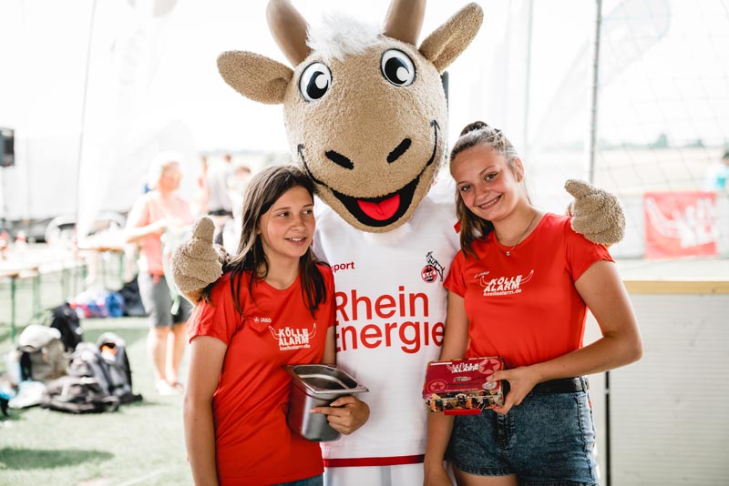 KölleAlarm & Hennes FC Maskottchen mit 2 KölleAlarm Mädchen