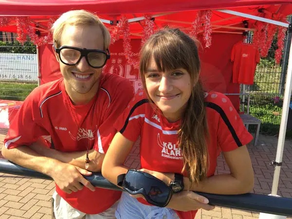 KölleAlarm Team Präventionsstand mit zwei KölleAlarm Helfern